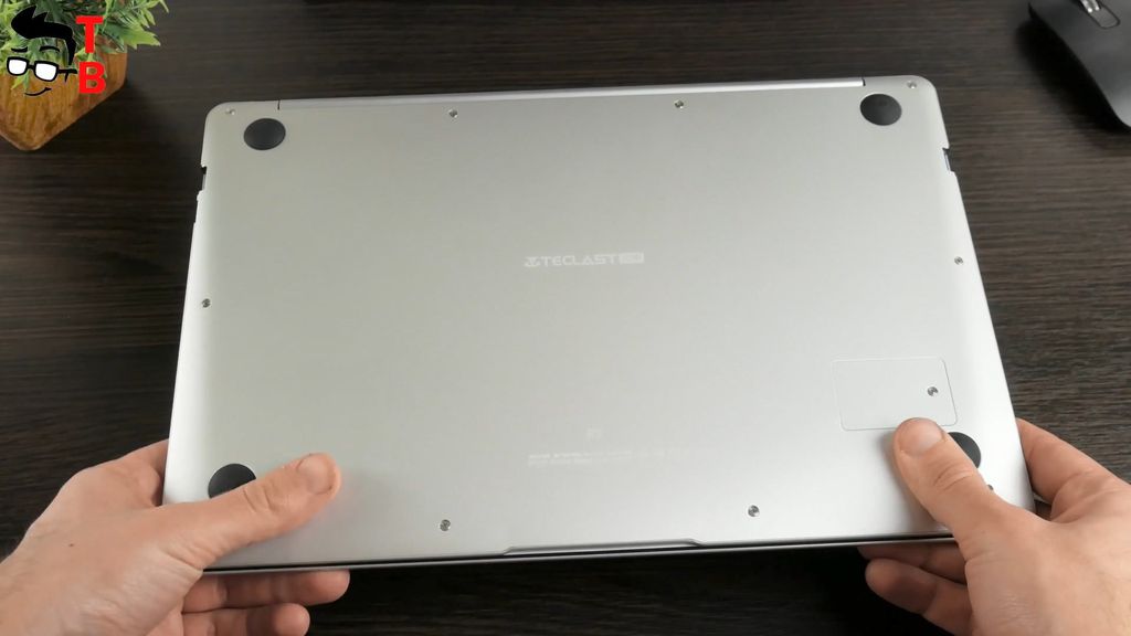 Teclast F7 REVIEW rubber legs on back